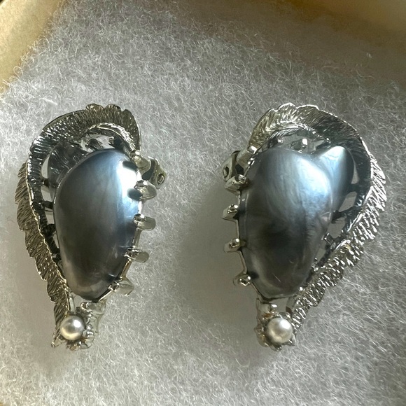 Set of Coro gray Thermoset and Pearl necklace, earrings and bracelet. Vintage! - Picture 3 of 7